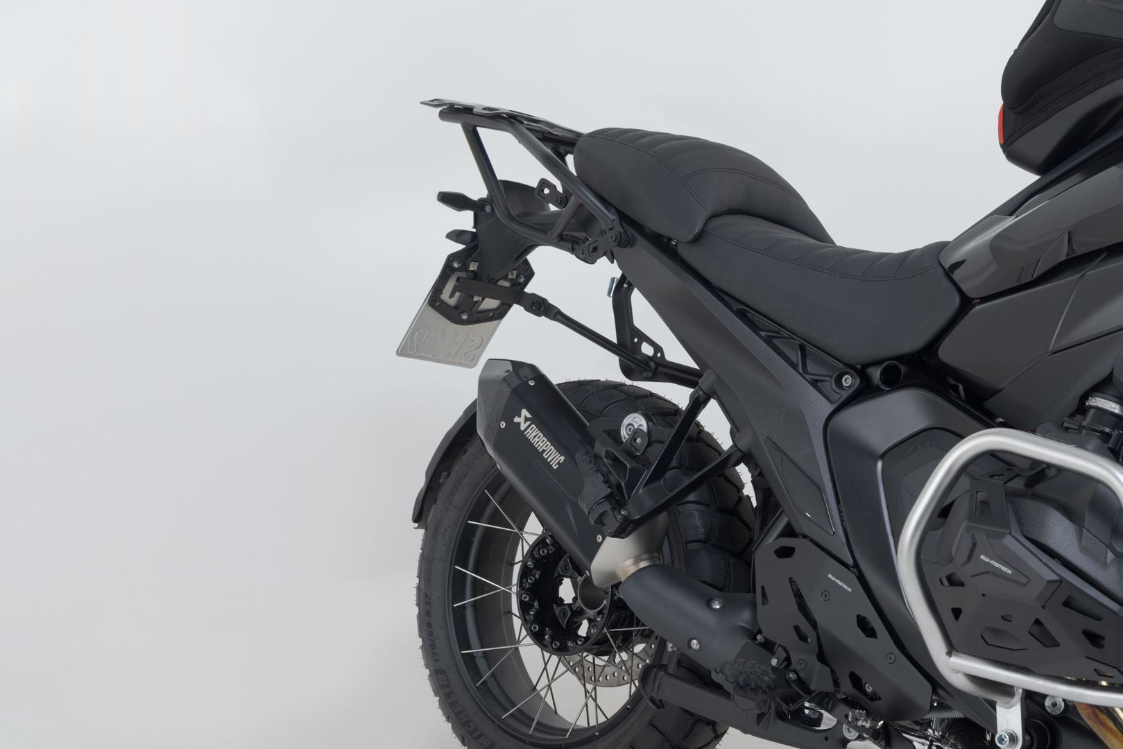 TRAX ADV aluminium case system + Akrapovic Black. 45/45 l. BMW R 1300 GS (23-).