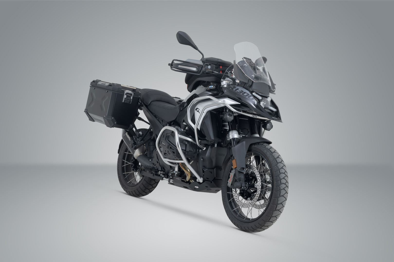 TRAX ADV aluminium case system + Akrapovic Black. 45/45 l. BMW R 1300 GS (23-).