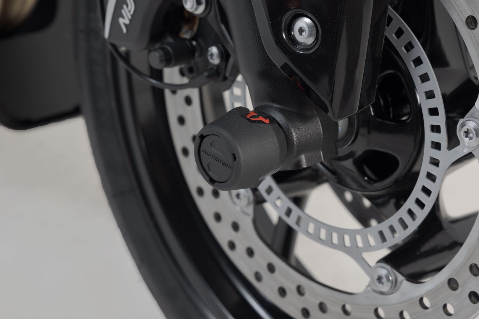 Slider set for front axle Black. Street Triple/Daytona/Tiger 660/Trident.