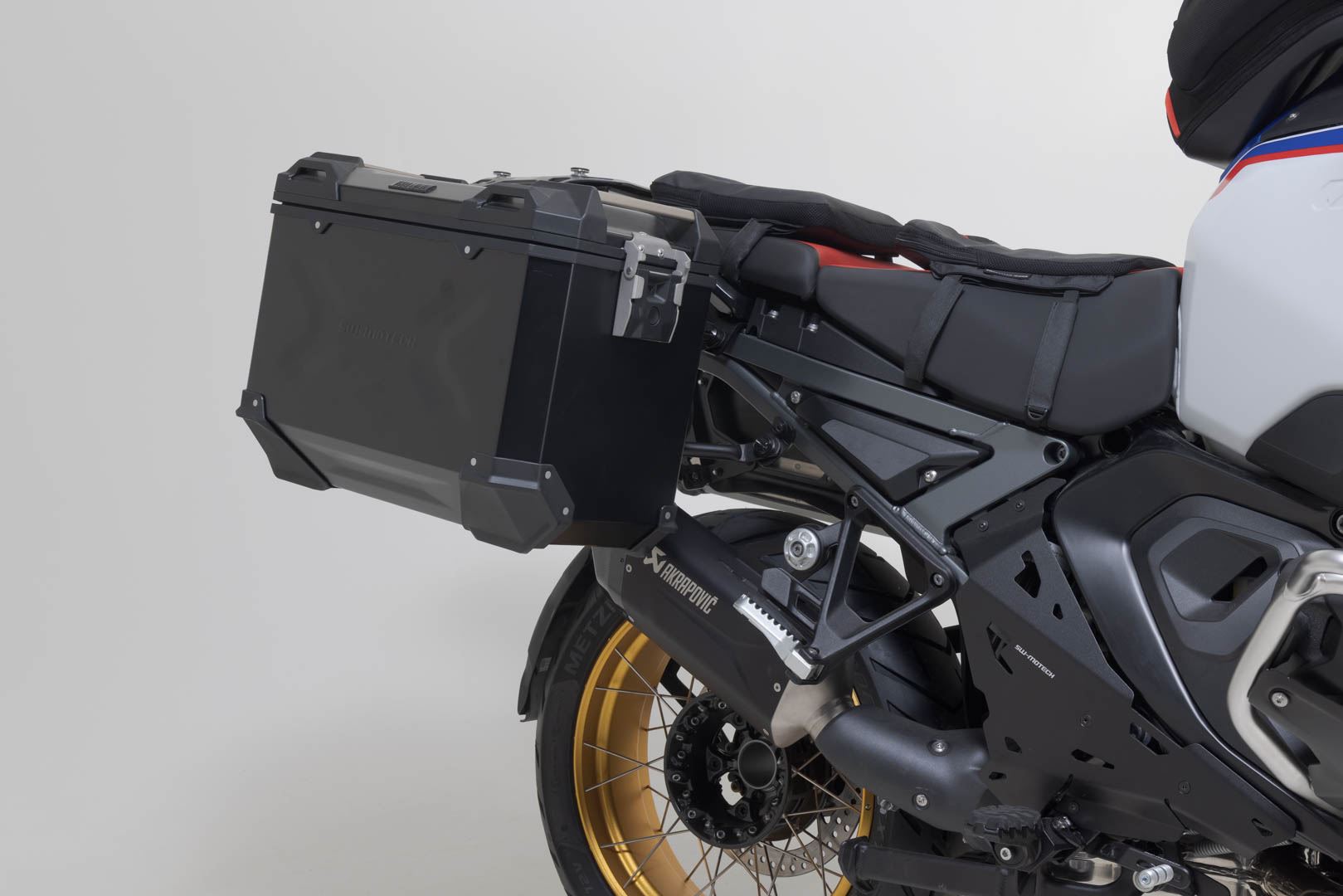 TRAX ADV aluminium case system + Akrapovic Black. 45/45 l. BMW R 1300 GS Adv. (24-).