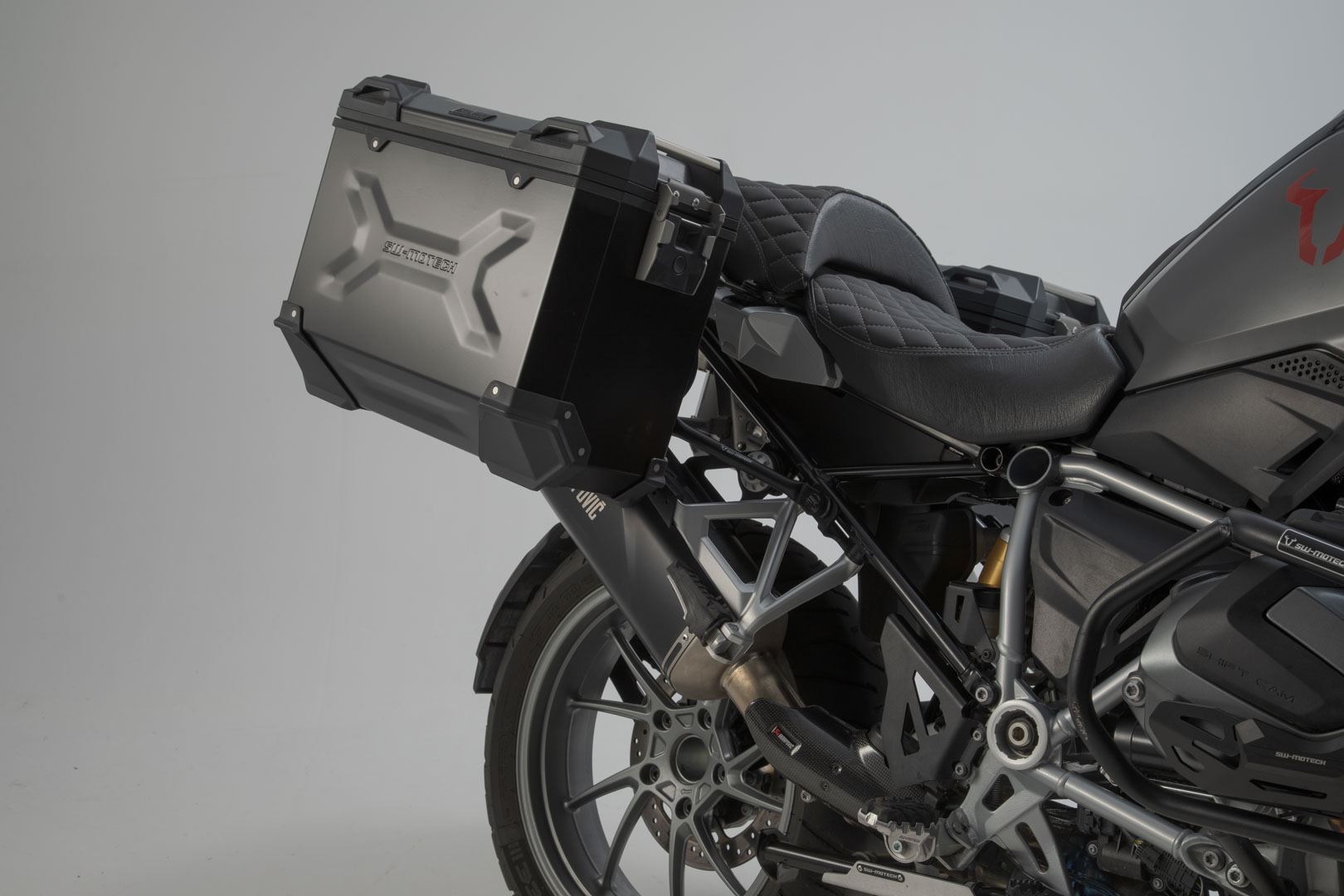 TRAX ADV aluminum case system + Akrapovic Black. 45/37 l. BMW R 1250 GS/Adv/Rallye (18-).
