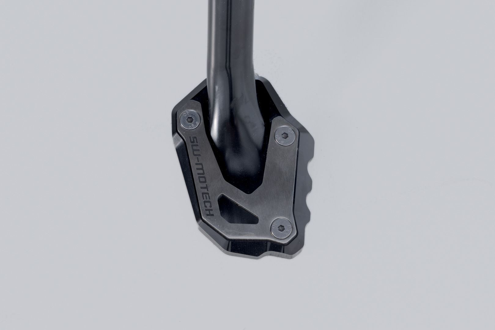 Extension for side stand foot Black/Silver. Suzuki V-Strom 1050DE (21-).