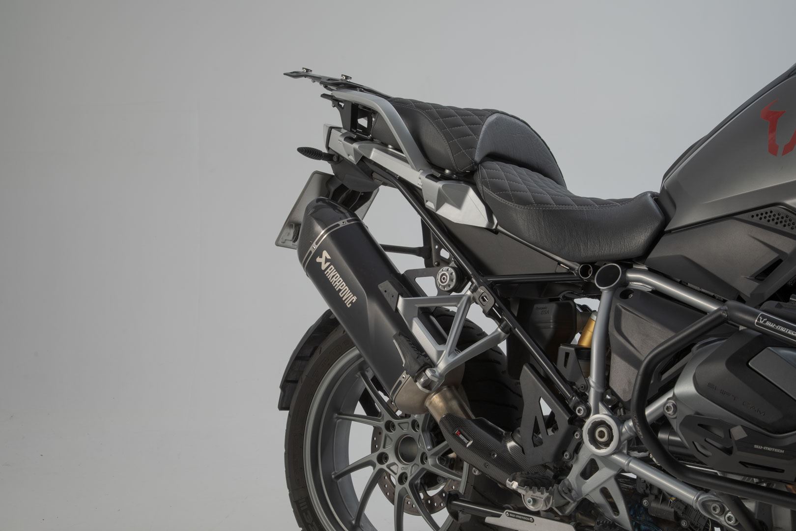 TRAX ADV aluminum case system + Akrapovic Black. 45/37 l. BMW R 1250 GS/Adv/Rallye (18-).