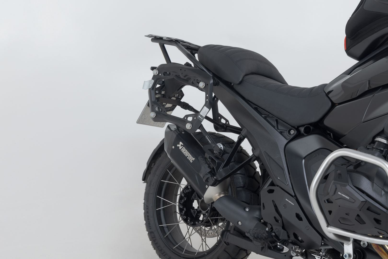 TRAX ADV aluminium case system + Akrapovic Black. 45/45 l. BMW R 1300 GS (23-).